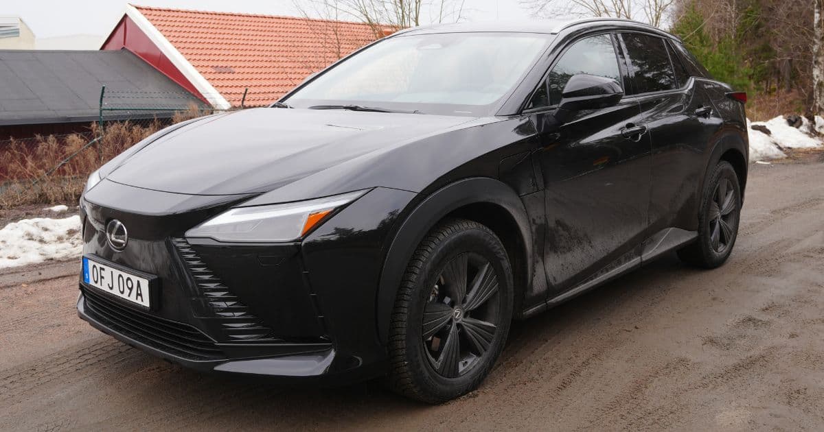 Letar man efter en premiumbil värd att köpa kan Lexus RZ 350e vara något.