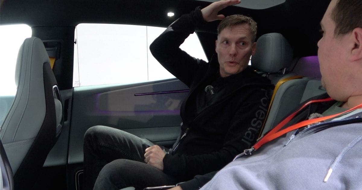 Människa i baksätet på Polestar 4 demonstrerar huvudhöjden