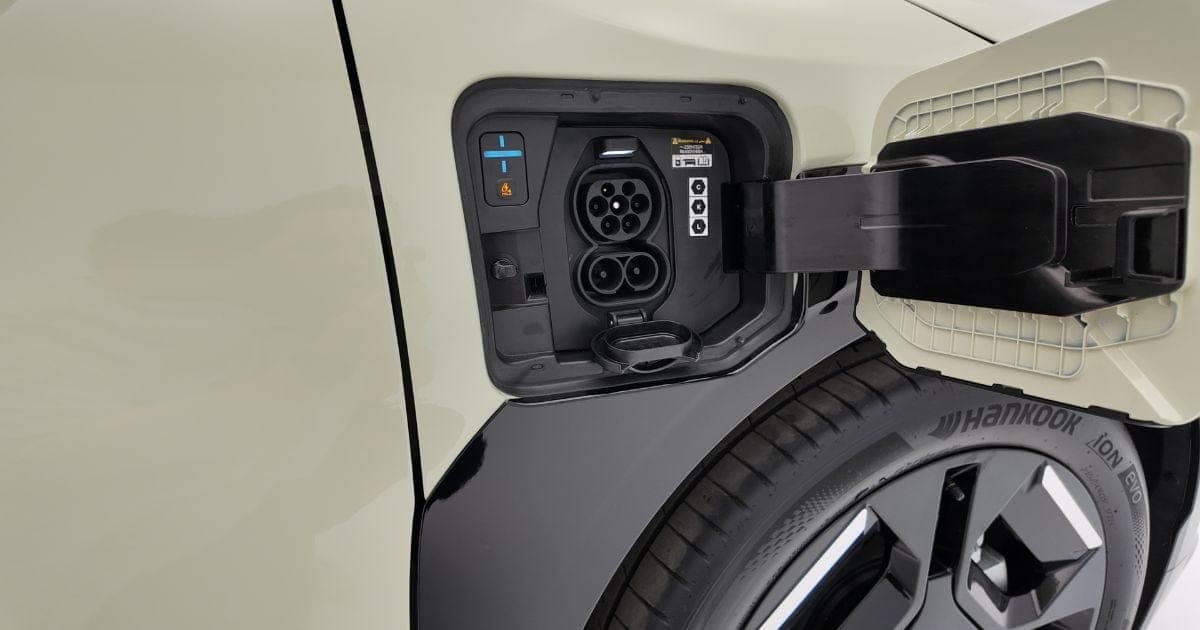 Kia EV3s laddlucka som är öppen