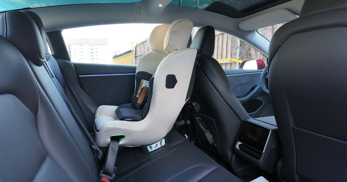 Barnstol i baksätet på Tesla Model 3