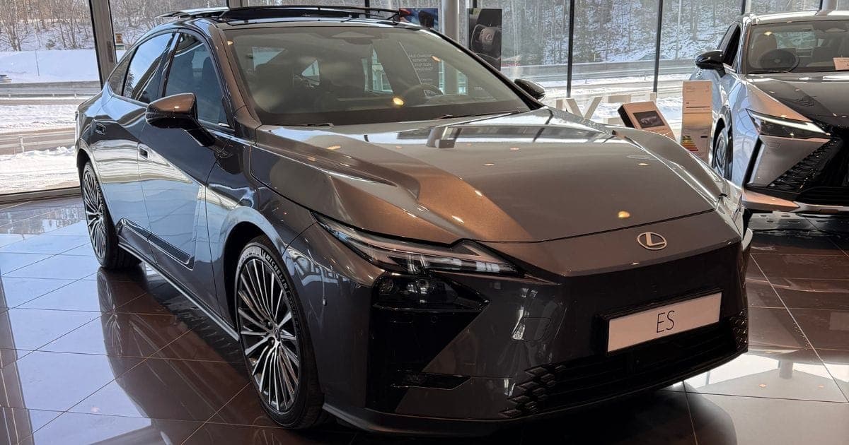 Nya Lexus ES – Bilen som gör sig bättre som hybrid än el