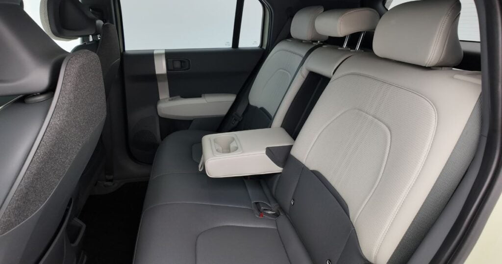 Kia EV3s baksäte med mugghållare utfällt