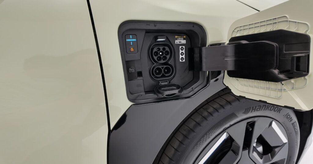 Kia EV3s laddlucka som är öppen
