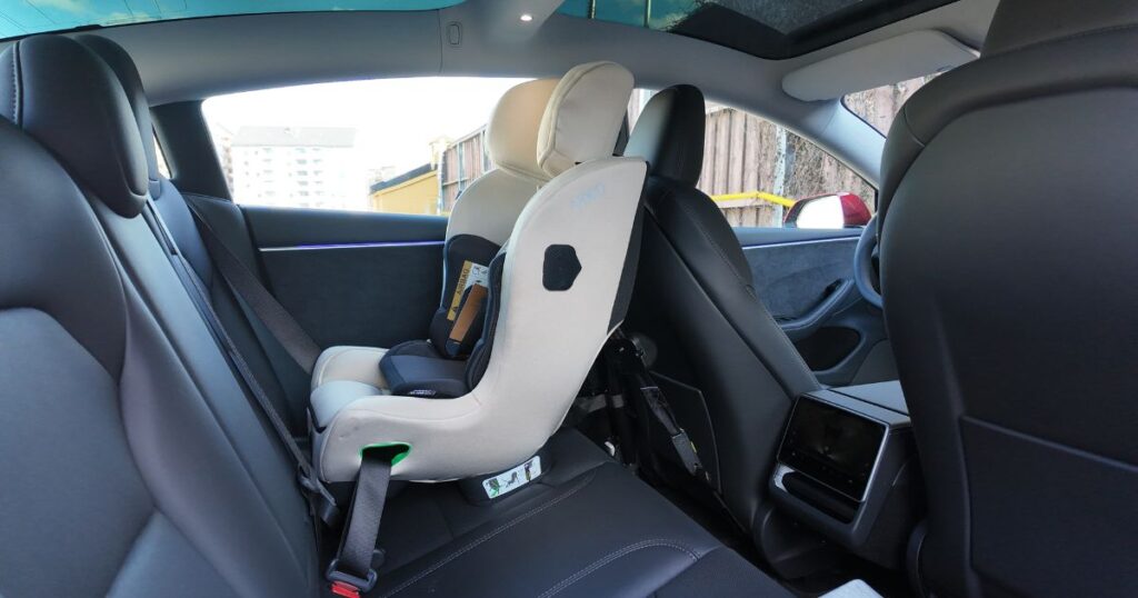 Barnstol i baksätet på Tesla Model 3